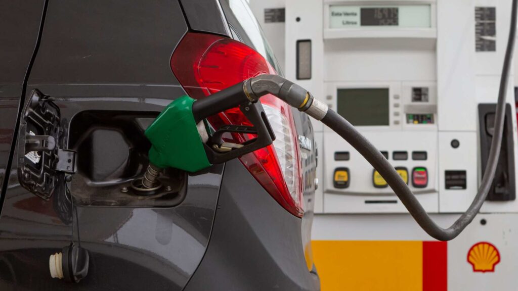Descuentos en bencina para abril: revisa cómo obtener hasta $200 de rebaja por litro